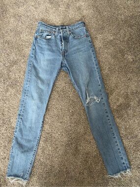 Light Blue Levi’s Distressed Women’s Jeans